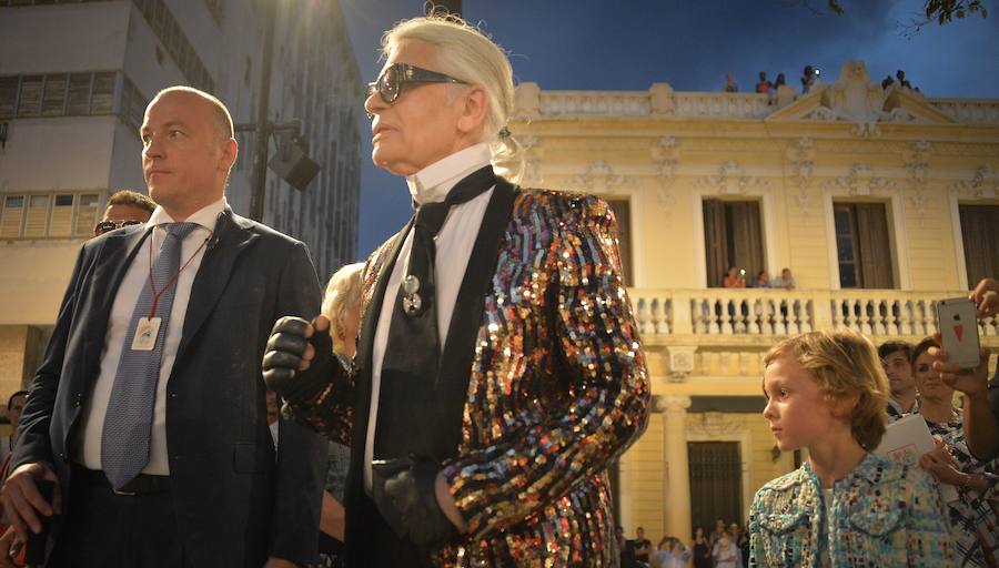 El diseñador alemán Karl Lagerfeld, conocido por haber dirigido las creaciones de la firma francesa Chanel desde 1983, ha fallecido este martes a los 85 años de edad.