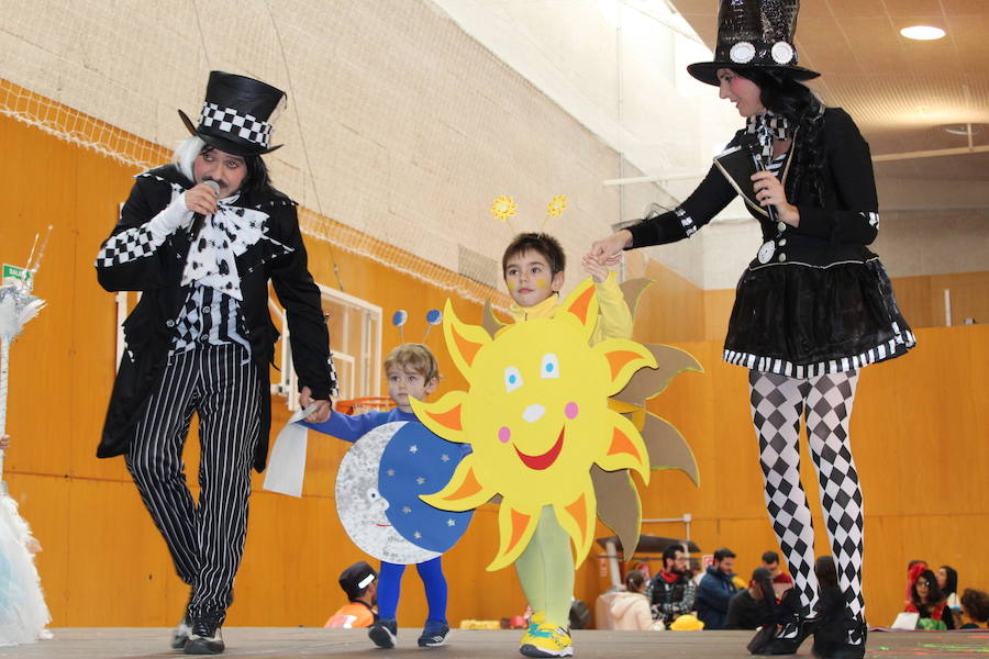 Veintitrés niños en la categoría individual y parejas y sesenta y dos en grupos participaron en el Carnaval de papel