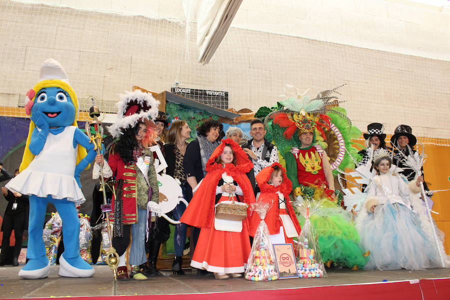 Veintitrés niños en la categoría individual y parejas y sesenta y dos en grupos participaron en el Carnaval de papel