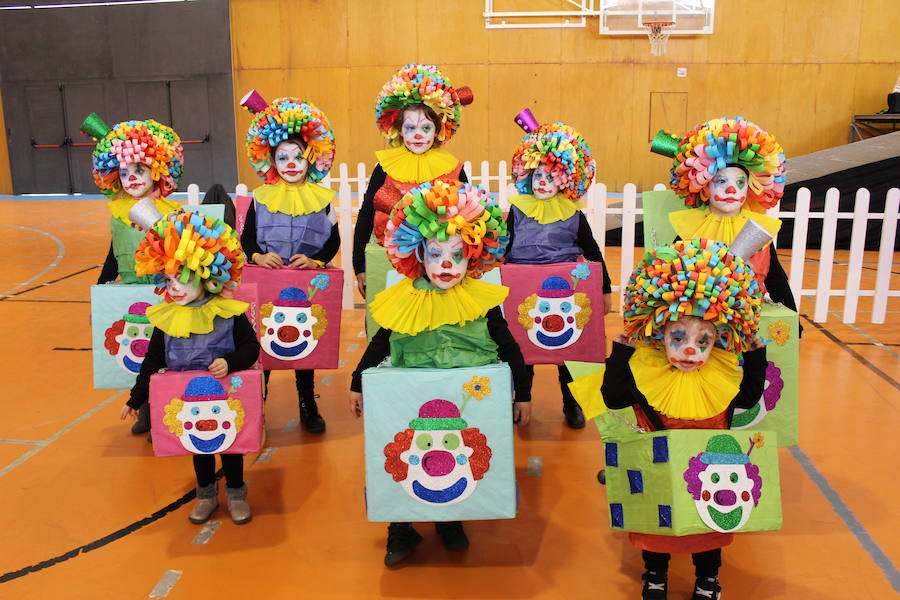 Veintitrés niños en la categoría individual y parejas y sesenta y dos en grupos participaron en el Carnaval de papel