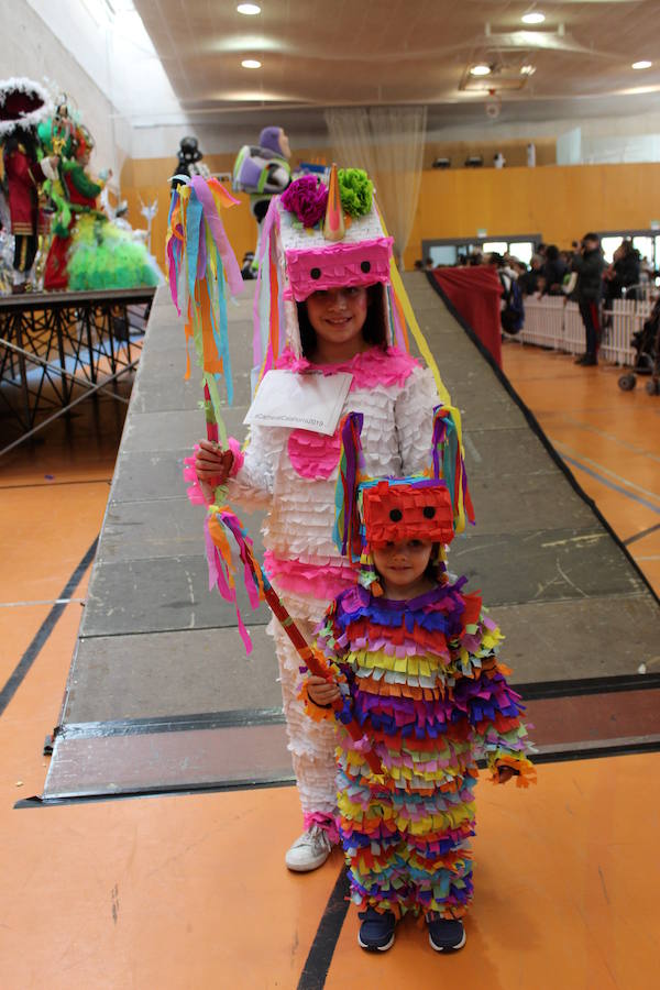 Veintitrés niños en la categoría individual y parejas y sesenta y dos en grupos participaron en el Carnaval de papel