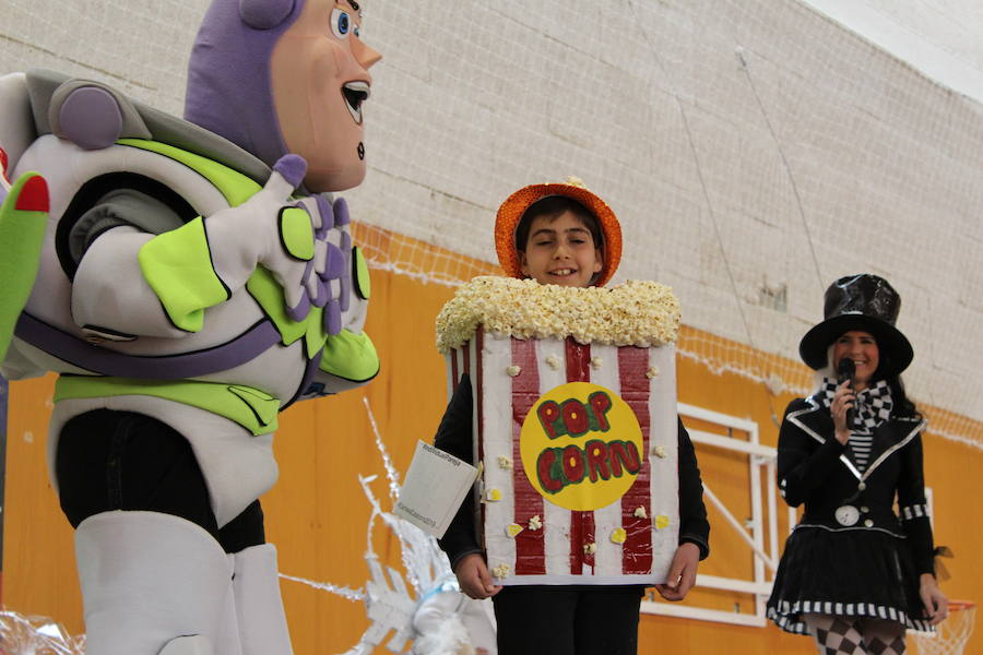 Veintitrés niños en la categoría individual y parejas y sesenta y dos en grupos participaron en el Carnaval de papel