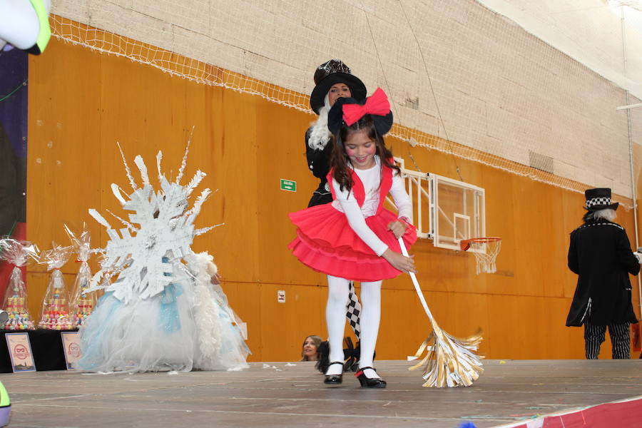 Veintitrés niños en la categoría individual y parejas y sesenta y dos en grupos participaron en el Carnaval de papel