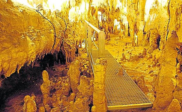 Interior de las cuevas de Ortigosa, las únicas adaptadas al turismo en La Rioja. 