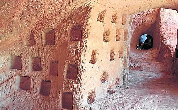 Cuevas del Ajedrez, cerca de Santa Eulalia Somera. :