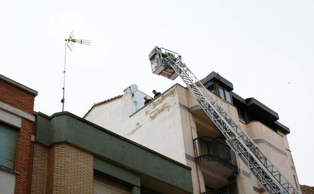 Imagen principal - Un niño de dos años cae desde un quinto piso al tejado de un tercero en Nájera