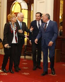 Imagen secundaria 2 - Arriba, invitados al encuentro celebrado en el Casino de Madrid. Abajo, imagen de familia de la delegación riojana, con José Ignacio Cenicieros a la cabeza, que a continuación aparece departiendo con el presidente de la CEOE, Antonio Garamendi, en presencia de Leonor González Menorca y el presidente de la Cámara de Comercio, Jaime García Calzada .