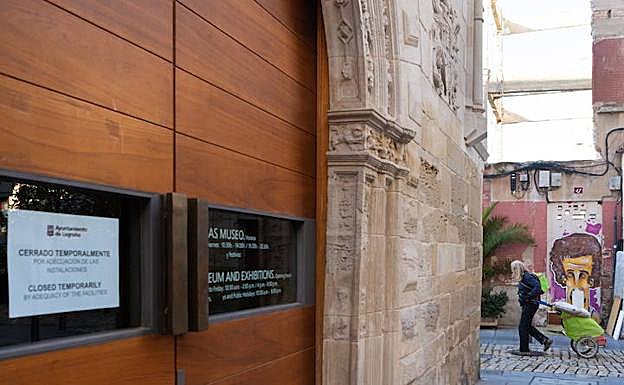 Un cartel colocado en la puerta del CCR anuncia el cierre temporal de las instalaciones.