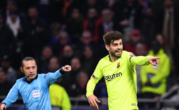 Piqué, durante el partido ante el Lyon. 