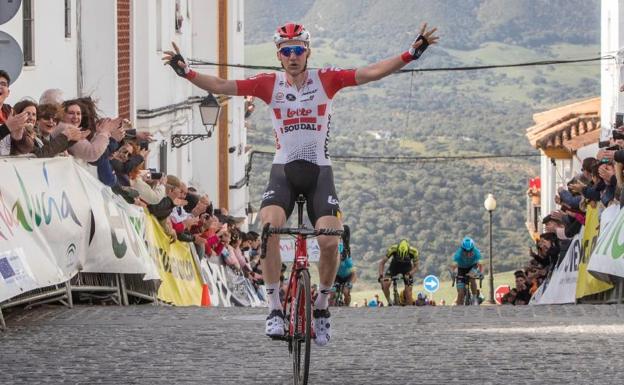 Tim Wellens entra victorioso en meta. 