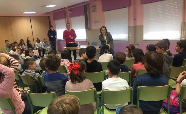 La alcaldesa, durante el encuentro que ha mantenido con los alumnos de 2º de Primaria.