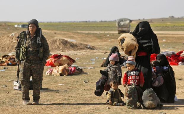 Una mujer es evacuada junto a sus niños.