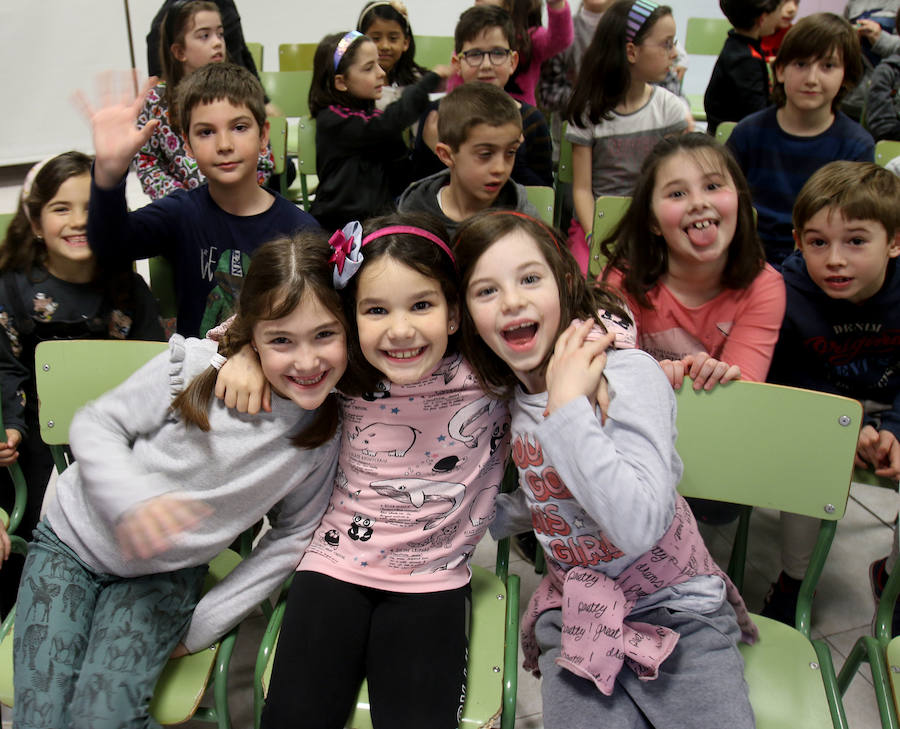 La alcaldesa ha visitado el colegio en respuesta a la invitación que le hicieron los alumnos de 2º de Primaria 