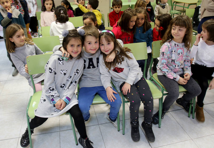 La alcaldesa ha visitado el colegio en respuesta a la invitación que le hicieron los alumnos de 2º de Primaria 