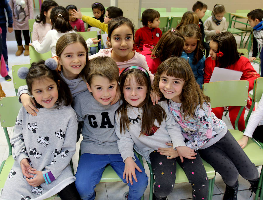 La alcaldesa ha visitado el colegio en respuesta a la invitación que le hicieron los alumnos de 2º de Primaria 