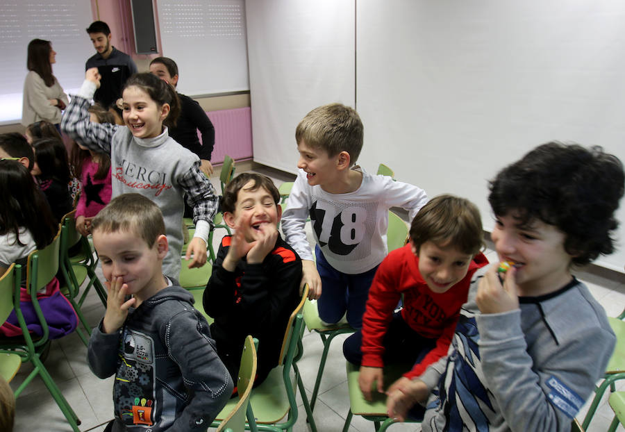 La alcaldesa ha visitado el colegio en respuesta a la invitación que le hicieron los alumnos de 2º de Primaria 