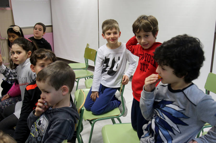 La alcaldesa ha visitado el colegio en respuesta a la invitación que le hicieron los alumnos de 2º de Primaria 