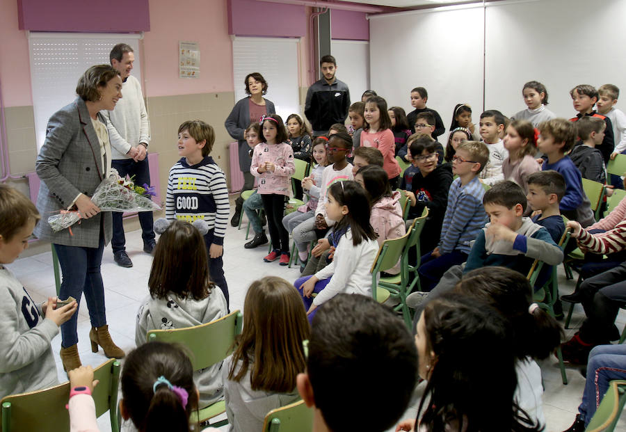 La alcaldesa ha visitado el colegio en respuesta a la invitación que le hicieron los alumnos de 2º de Primaria 