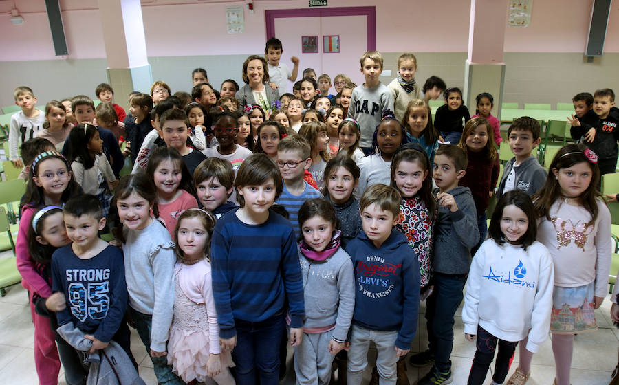 La alcaldesa ha visitado el colegio en respuesta a la invitación que le hicieron los alumnos de 2º de Primaria 