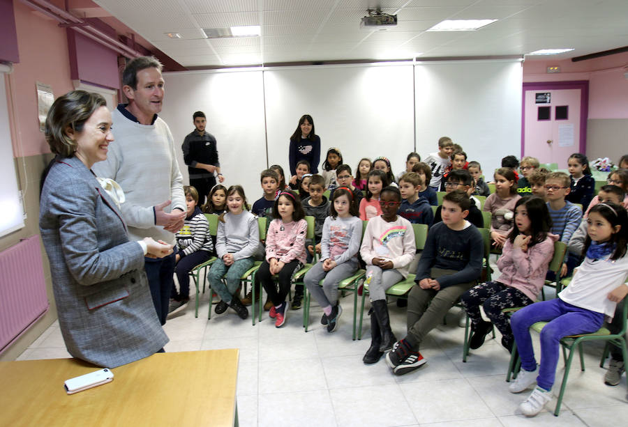 La alcaldesa ha visitado el colegio en respuesta a la invitación que le hicieron los alumnos de 2º de Primaria 