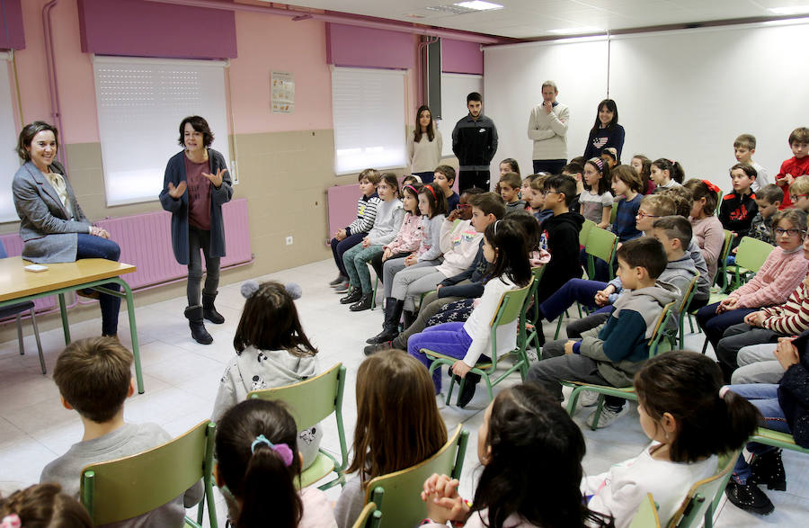 La alcaldesa ha visitado el colegio en respuesta a la invitación que le hicieron los alumnos de 2º de Primaria 