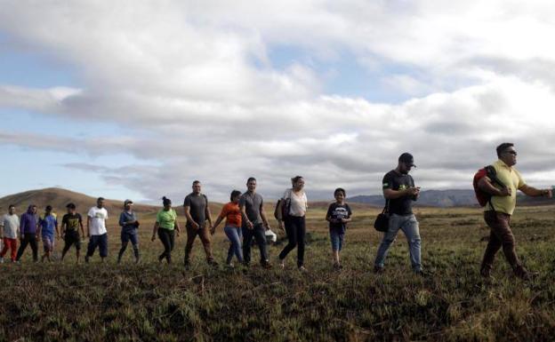 Venezolanos cruzan a Brasil por el paso fronterizo de Pacaraima.