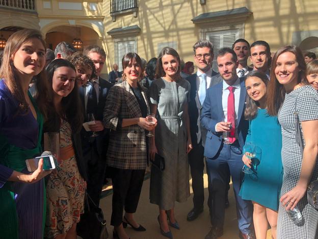 Laura, junto al resto de jóvenes investigadores, con la reina Letizia U.r.