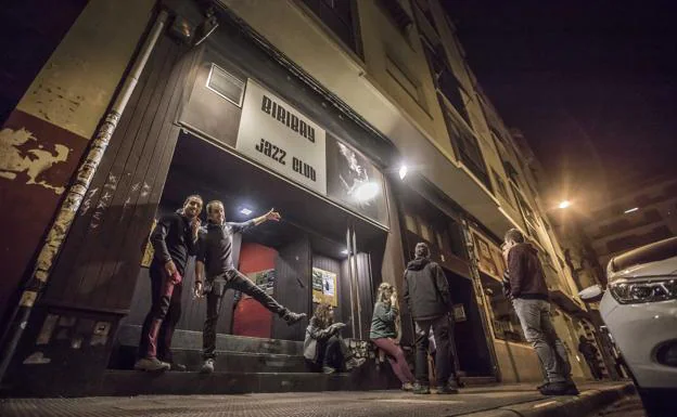 Biribay Jazz Club: Entrada del local de la calle Fundición.