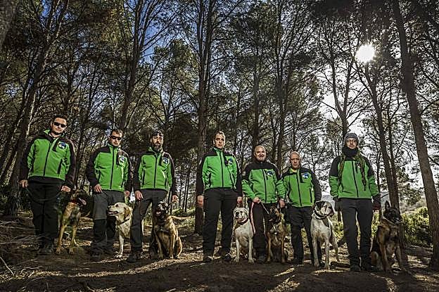Algunos miembros de la Unidad Canina de Rescate de La Rioja con sus perros, en un pinar próximo a Logroño. 