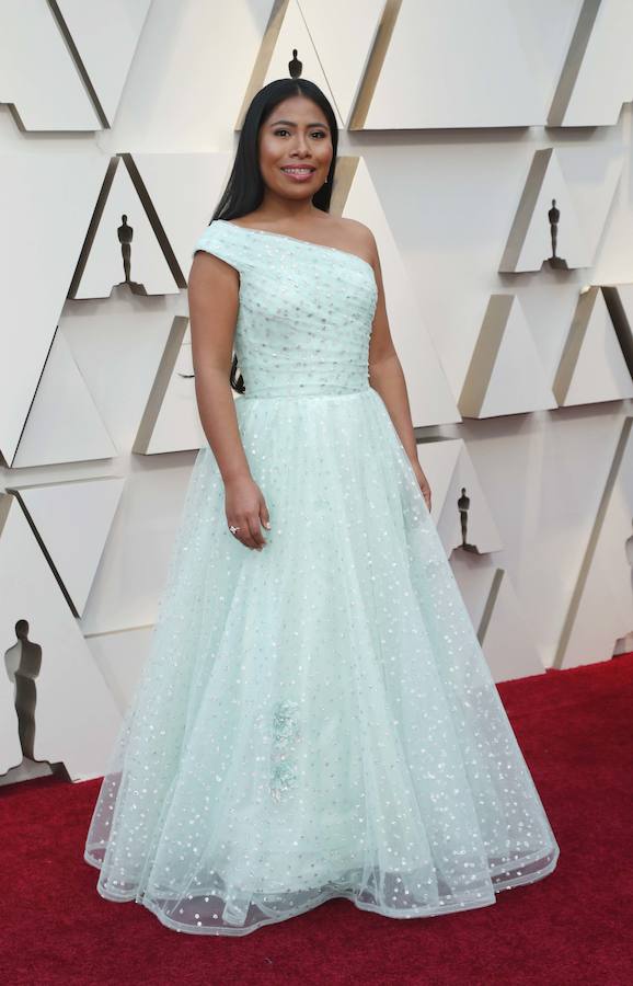 La maestra e intérprete mexicana Yalitza Aparicio, nominada al Oscar a la 'mejor actriz', posa con su vestido princesa de Rodarte.