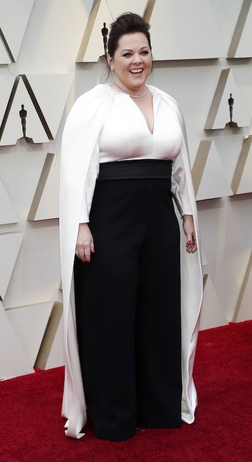 La actriz de comedia Melissa McCarthy, con un look 'black&white' con pantalón.