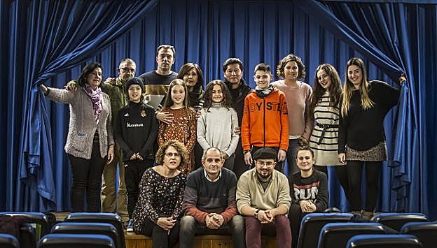 Miembros del grupo de teatro aficionado 'Tejao de cera', de Albelda de Iregua, sobre el escenario. :: 