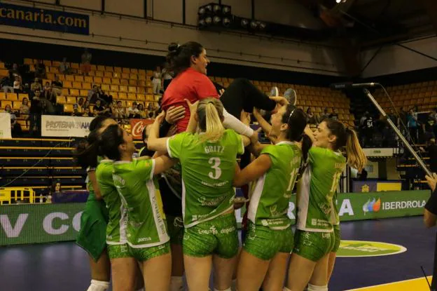 Las jugadoras del Minis de Arluy Logroño mantean a Esther López Arroyo tras la victoria en la Copa de la Reina en Las Palmas. :: ISRAEL ORTEGA