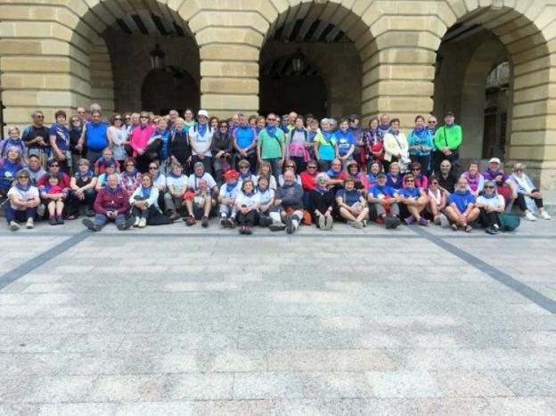 Miembros de la Asociación de Amigos Camino de Santiago de Haro-Rioja Alta, en la plaza de la Paz. 