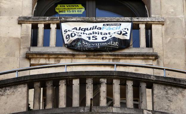 Carteles en un piso en alquiler en Miranda de Ebro. 