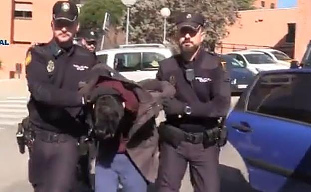 El joven detenido por matar a su madre en Madrid, llega la Jefatura Superior de Policía. 