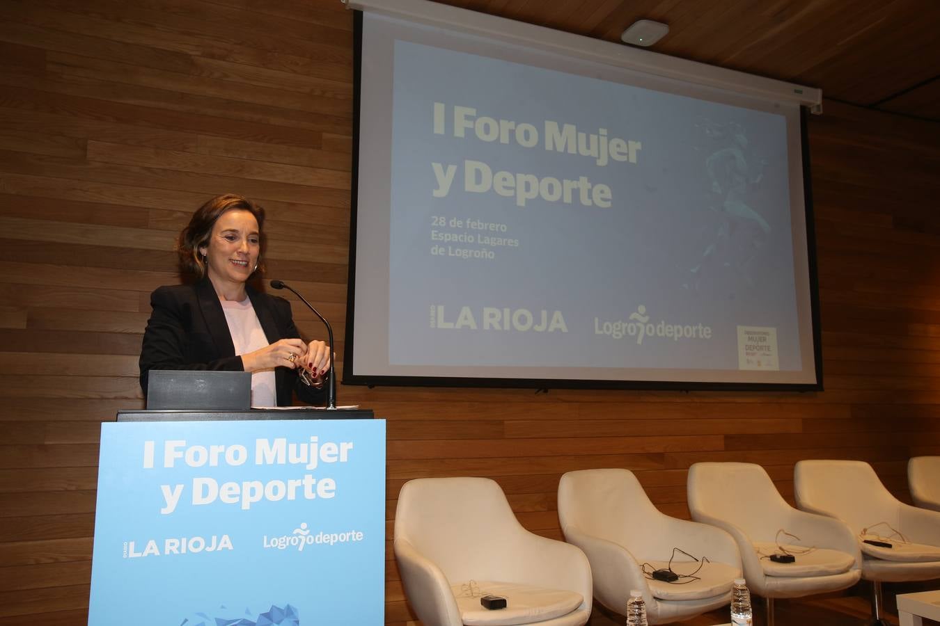 El Ayuntamiento de Logroño ha constituido el Observatorio Mujer y Deporte que nace para impulsar programas y estrategias que potencien el deporte femenino y, así, avanzar en la igualdad en la sociedad. La alcaldesa de Logroño, Concepción Gamarra, ha presentado este Observatorio en el marco del I Foro Mujer y Deporte, organizado por Diario LA RIOJA y promovido por , un espacio de reflexión sobre la situación del deporte en el que participan representantes de diferentes instituciones y al que han acudido diferentes deportistas de élite.