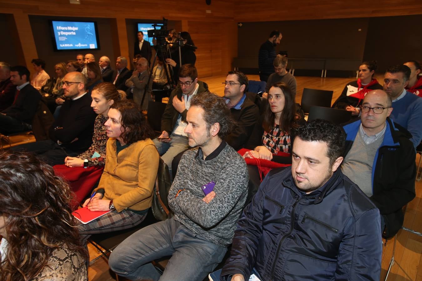 El Ayuntamiento de Logroño ha constituido el Observatorio Mujer y Deporte que nace para impulsar programas y estrategias que potencien el deporte femenino y, así, avanzar en la igualdad en la sociedad. La alcaldesa de Logroño, Concepción Gamarra, ha presentado este Observatorio en el marco del I Foro Mujer y Deporte, organizado por Diario LA RIOJA y promovido por , un espacio de reflexión sobre la situación del deporte en el que participan representantes de diferentes instituciones y al que han acudido diferentes deportistas de élite.