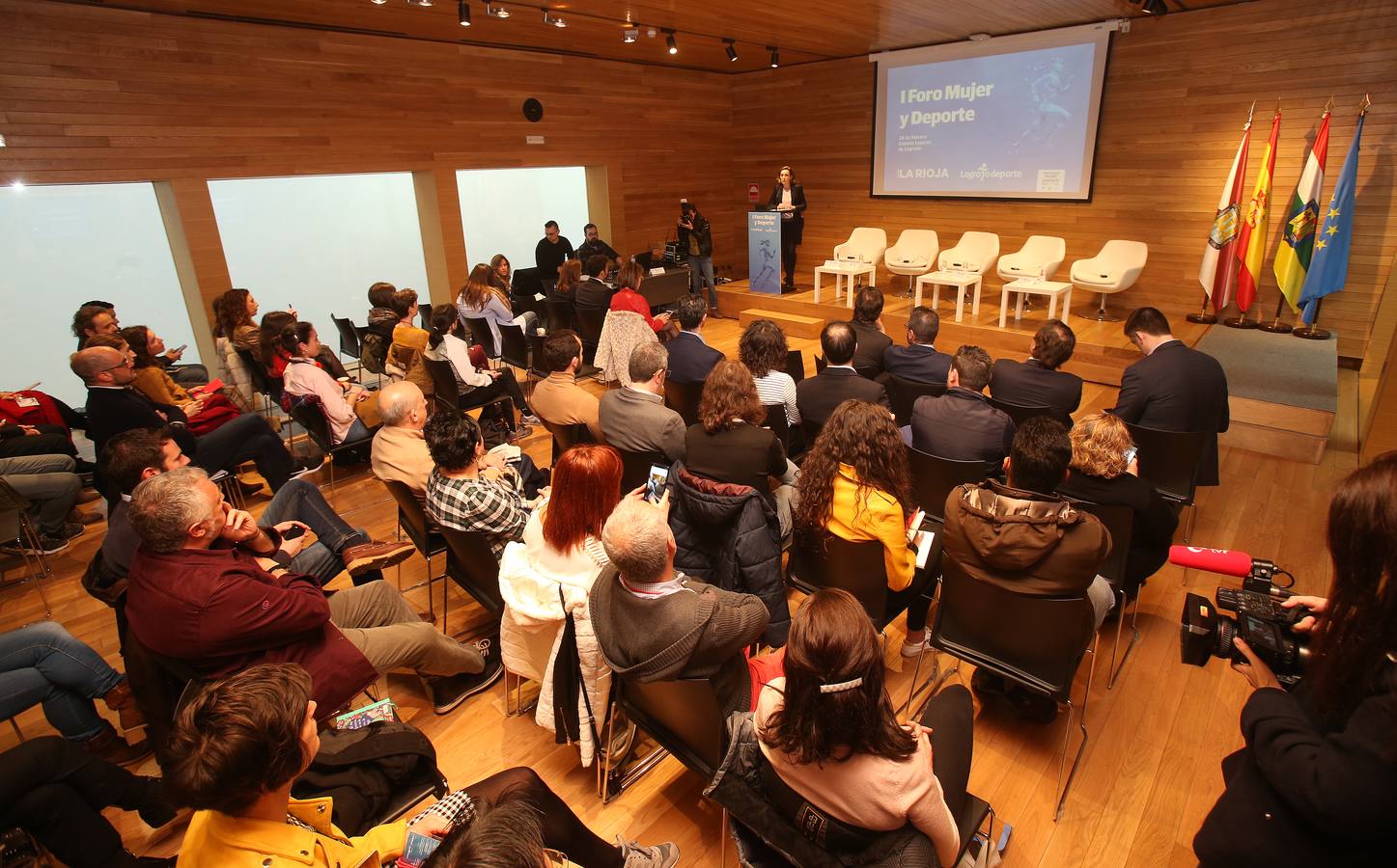 El Ayuntamiento de Logroño ha constituido el Observatorio Mujer y Deporte que nace para impulsar programas y estrategias que potencien el deporte femenino y, así, avanzar en la igualdad en la sociedad. La alcaldesa de Logroño, Concepción Gamarra, ha presentado este Observatorio en el marco del I Foro Mujer y Deporte, organizado por Diario LA RIOJA y promovido por , un espacio de reflexión sobre la situación del deporte en el que participan representantes de diferentes instituciones y al que han acudido diferentes deportistas de élite.