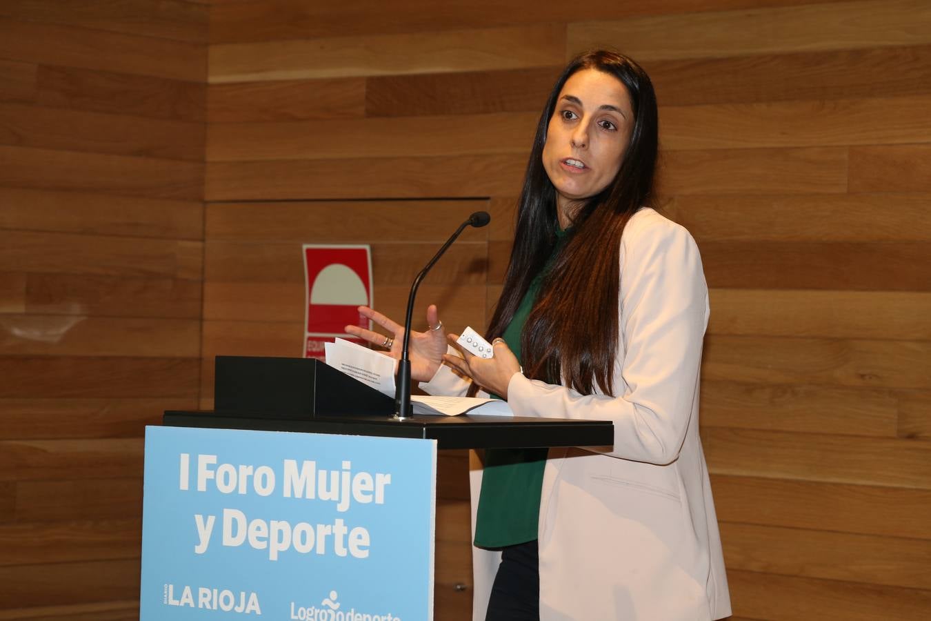 El Ayuntamiento de Logroño ha constituido el Observatorio Mujer y Deporte que nace para impulsar programas y estrategias que potencien el deporte femenino y, así, avanzar en la igualdad en la sociedad. La alcaldesa de Logroño, Concepción Gamarra, ha presentado este Observatorio en el marco del I Foro Mujer y Deporte, organizado por Diario LA RIOJA y promovido por , un espacio de reflexión sobre la situación del deporte en el que participan representantes de diferentes instituciones y al que han acudido diferentes deportistas de élite.