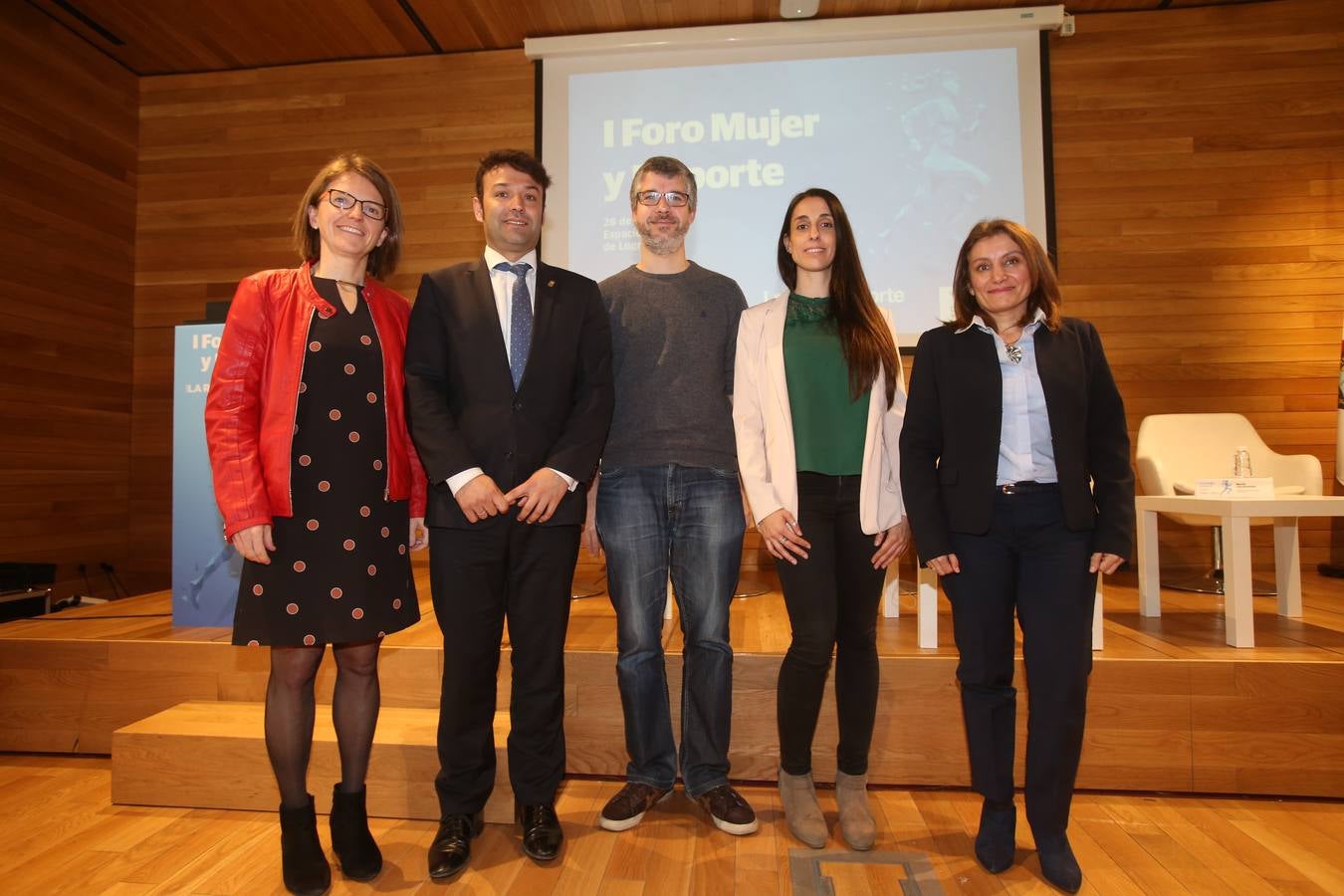 El Ayuntamiento de Logroño ha constituido el Observatorio Mujer y Deporte que nace para impulsar programas y estrategias que potencien el deporte femenino y, así, avanzar en la igualdad en la sociedad. La alcaldesa de Logroño, Concepción Gamarra, ha presentado este Observatorio en el marco del I Foro Mujer y Deporte, organizado por Diario LA RIOJA y promovido por , un espacio de reflexión sobre la situación del deporte en el que participan representantes de diferentes instituciones y al que han acudido diferentes deportistas de élite.