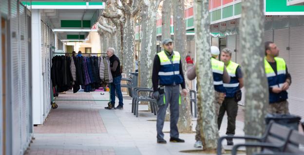 Todo está preparado en El Espolón logroñés para el inicio de la decimoséptima edición de Logrostock. :: 