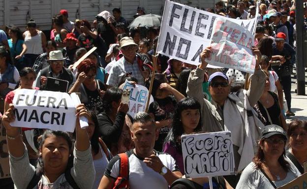 Miles de personas marchan en protesta contra el Gobierno del presidente de Argentina, Mauricio Macri. 