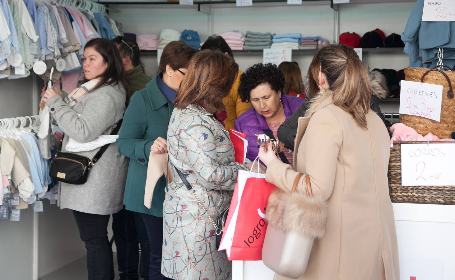 Los ciudadanos han acudido en la jornada en la que se ha inaugurado esta feria del comercio