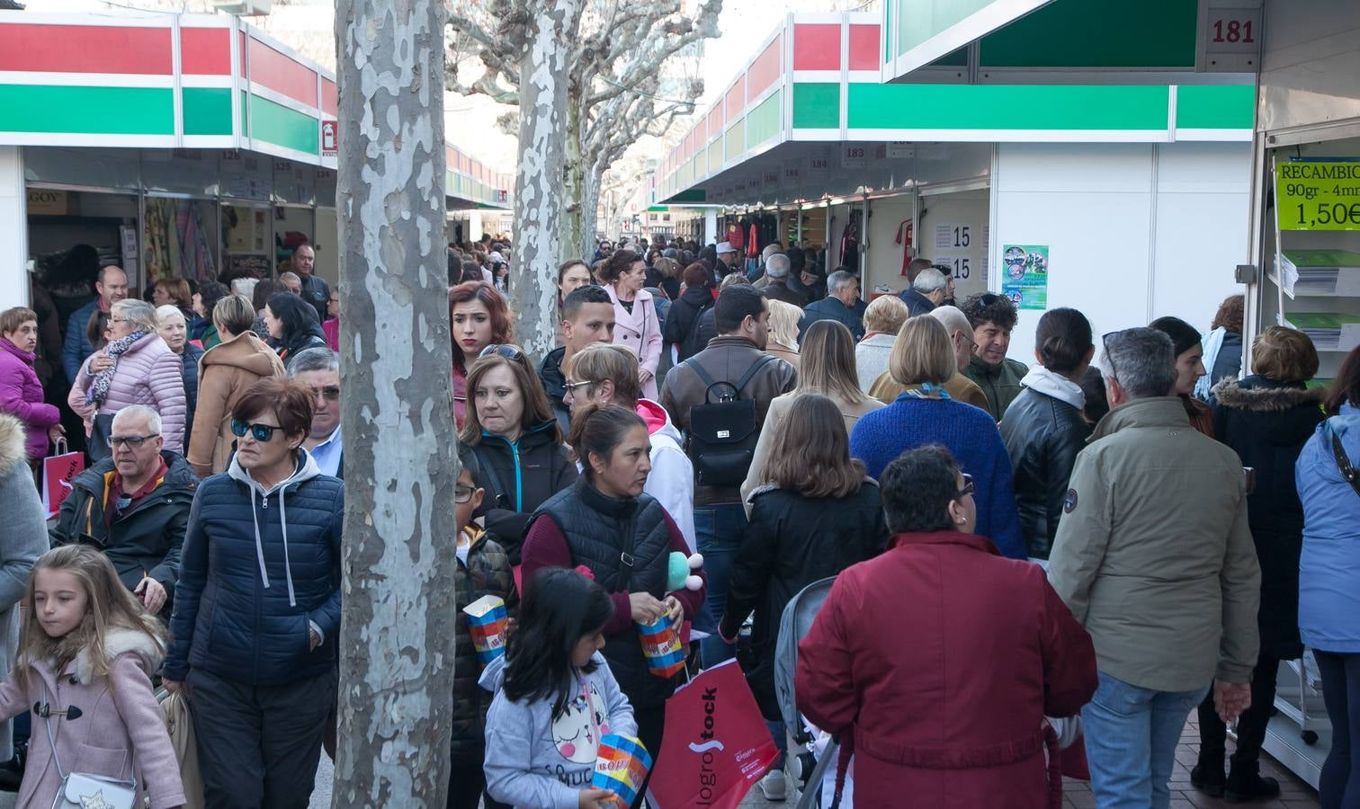 Los ciudadanos han acudido en la jornada en la que se ha inaugurado esta feria del comercio