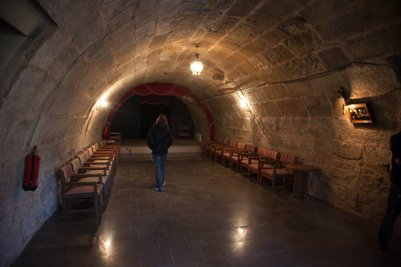 Diario LA RIOJA visita 'La Puerta Gótika', donde una decena de jóvenes trata de impulsar un centro social «autogestionado» | Talleres de todo tipo, sala de exposiciones, teatro, gimnasio, un cenador... El número 2 de San Gregorio aspira a llenarse de actividad de una forma alternativa