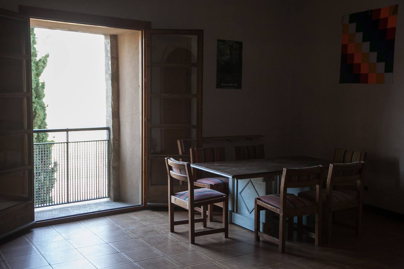 Diario LA RIOJA visita 'La Puerta Gótika', donde una decena de jóvenes trata de impulsar un centro social «autogestionado» | Talleres de todo tipo, sala de exposiciones, teatro, gimnasio, un cenador... El número 2 de San Gregorio aspira a llenarse de actividad de una forma alternativa