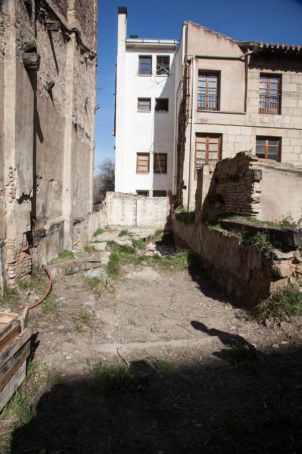 Diario LA RIOJA visita 'La Puerta Gótika', donde una decena de jóvenes trata de impulsar un centro social «autogestionado» | Talleres de todo tipo, sala de exposiciones, teatro, gimnasio, un cenador... El número 2 de San Gregorio aspira a llenarse de actividad de una forma alternativa