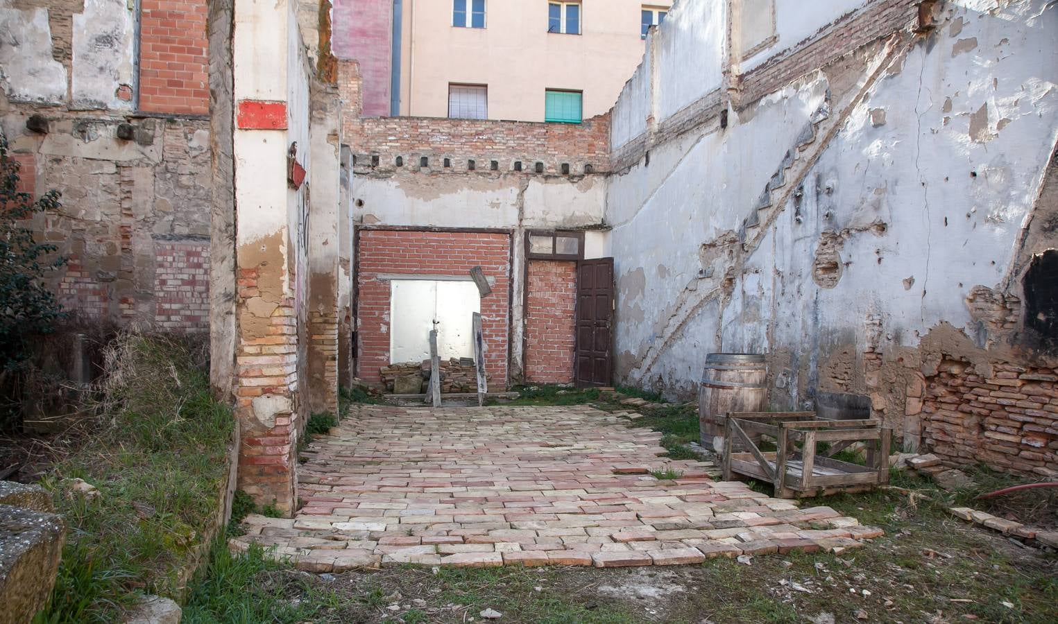 Diario LA RIOJA visita 'La Puerta Gótika', donde una decena de jóvenes trata de impulsar un centro social «autogestionado» | Talleres de todo tipo, sala de exposiciones, teatro, gimnasio, un cenador... El número 2 de San Gregorio aspira a llenarse de actividad de una forma alternativa