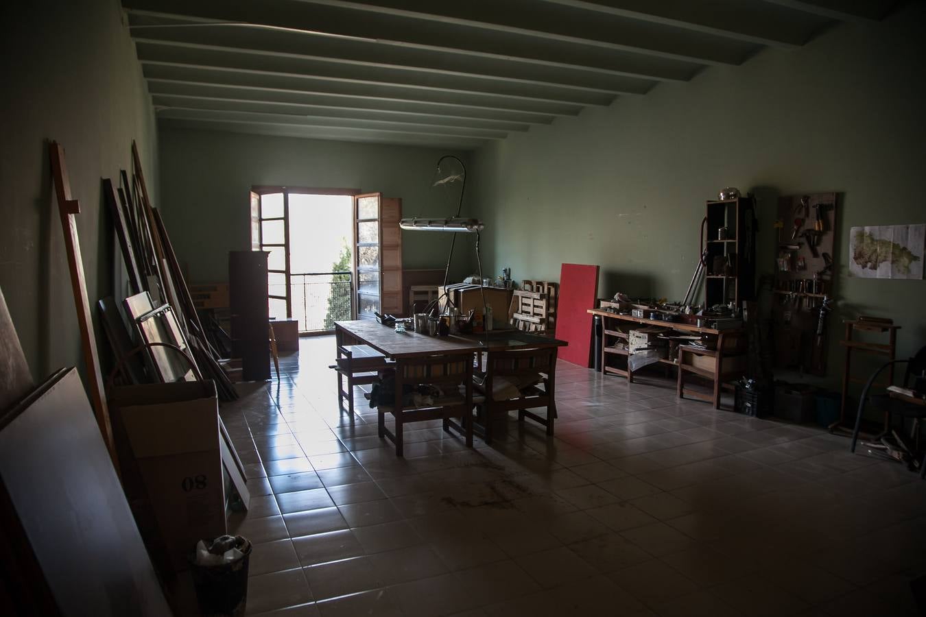 Diario LA RIOJA visita 'La Puerta Gótika', donde una decena de jóvenes trata de impulsar un centro social «autogestionado» | Talleres de todo tipo, sala de exposiciones, teatro, gimnasio, un cenador... El número 2 de San Gregorio aspira a llenarse de actividad de una forma alternativa